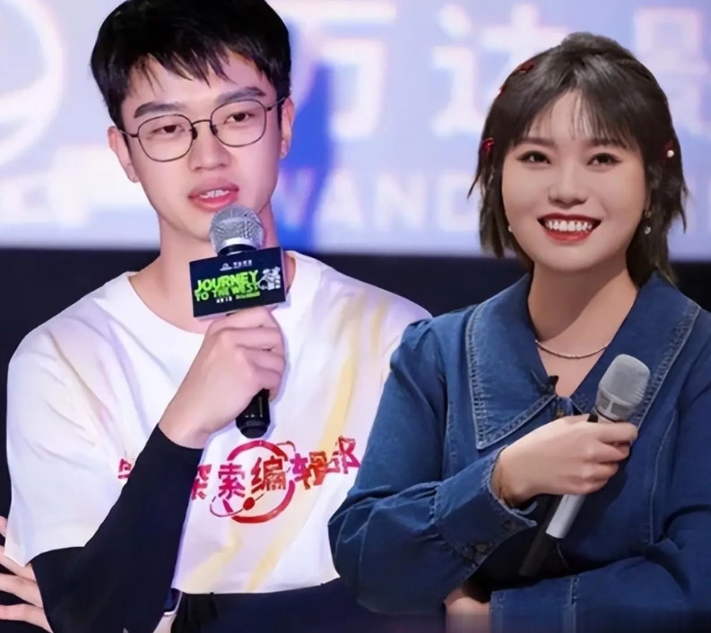 7月27日，李雪琴带男友看毛不易演唱会！看到李雪琴男友正脸时，有被对方的童颜惊