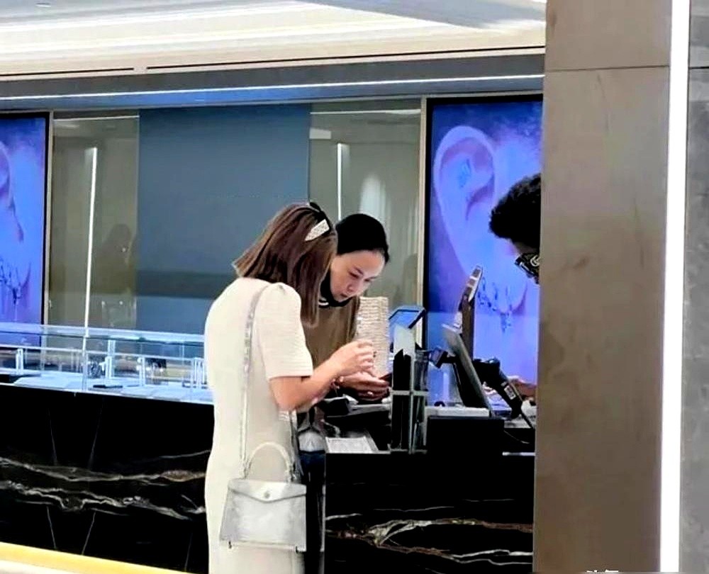 58岁那英在伦敦珠宝店跟人砍价的生图，扯碎了娱乐圈的遮羞布。素颜，随便挽个发髻，腿上套条紧身皮裤。路