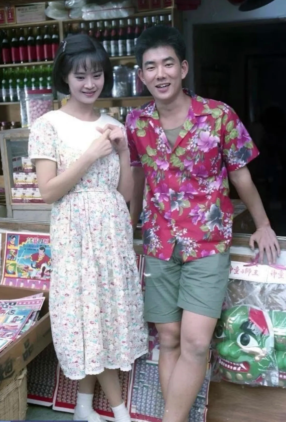 这是90年代的一张老照片当时的任贤齐真年轻他旁边的美女是谁呢？
