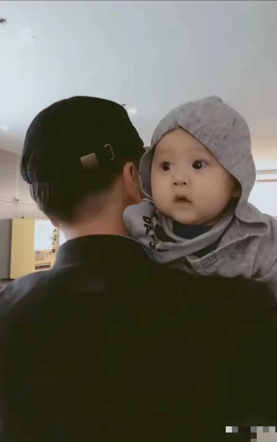 赖文峰当年老来得子，对儿子六宝是实打实的宠爱！网上都说来赖文峰不喜欢楚玲，因