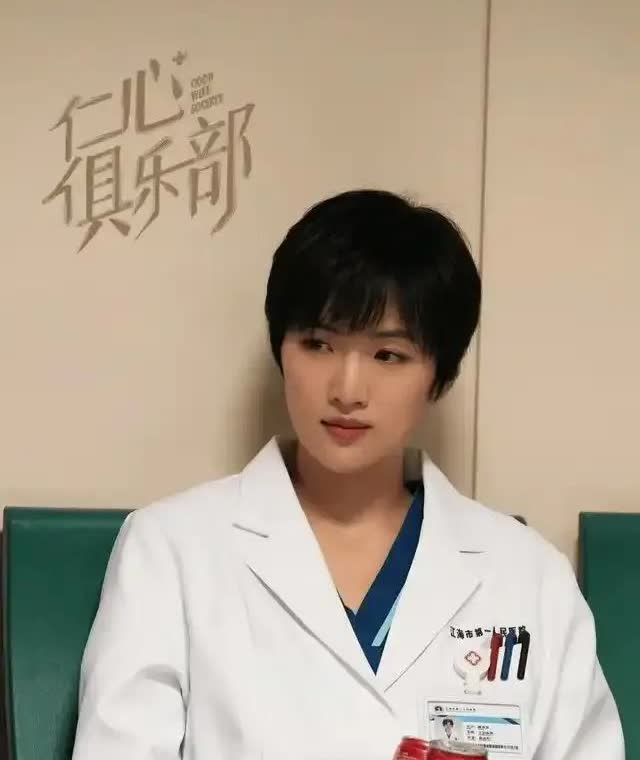 姚安娜从现在开始就算啥都不干光靠各种二代爆出来的丑闻都能一遍遍上热搜。最近看