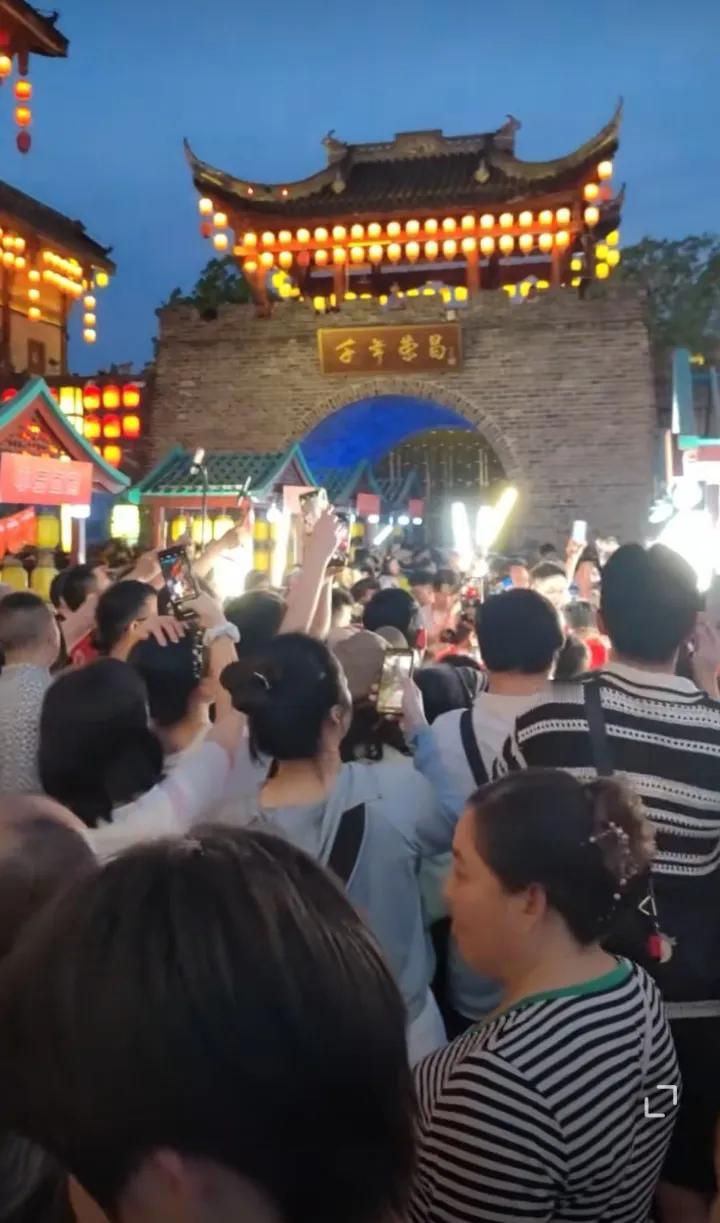 五一假期第1天去重庆荣昌旅游的到底有多少人？应该能超过10万人吧？这从游客们