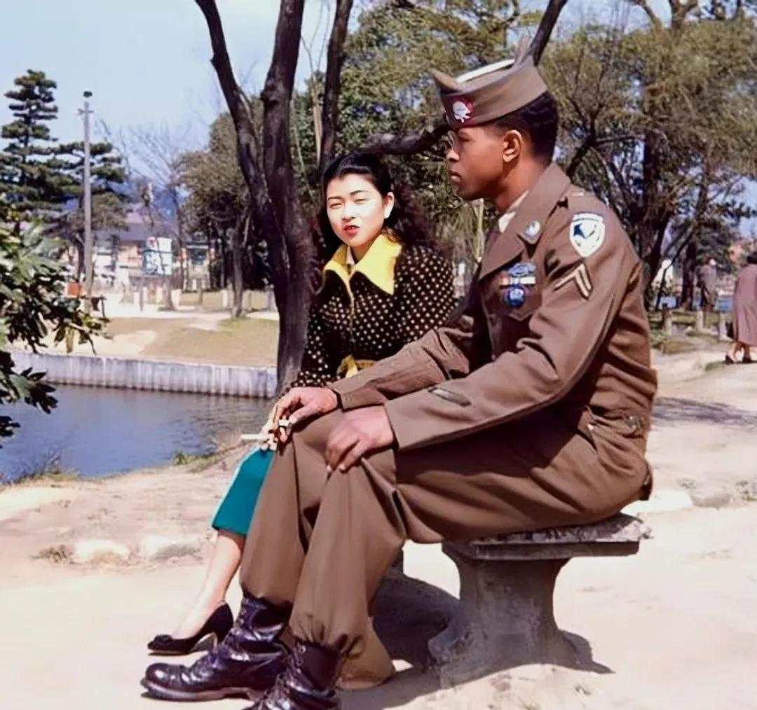 50年代，韩国街头，一名美国大兵和当地女子正在约会。这张泛黄照片里，士兵笔挺