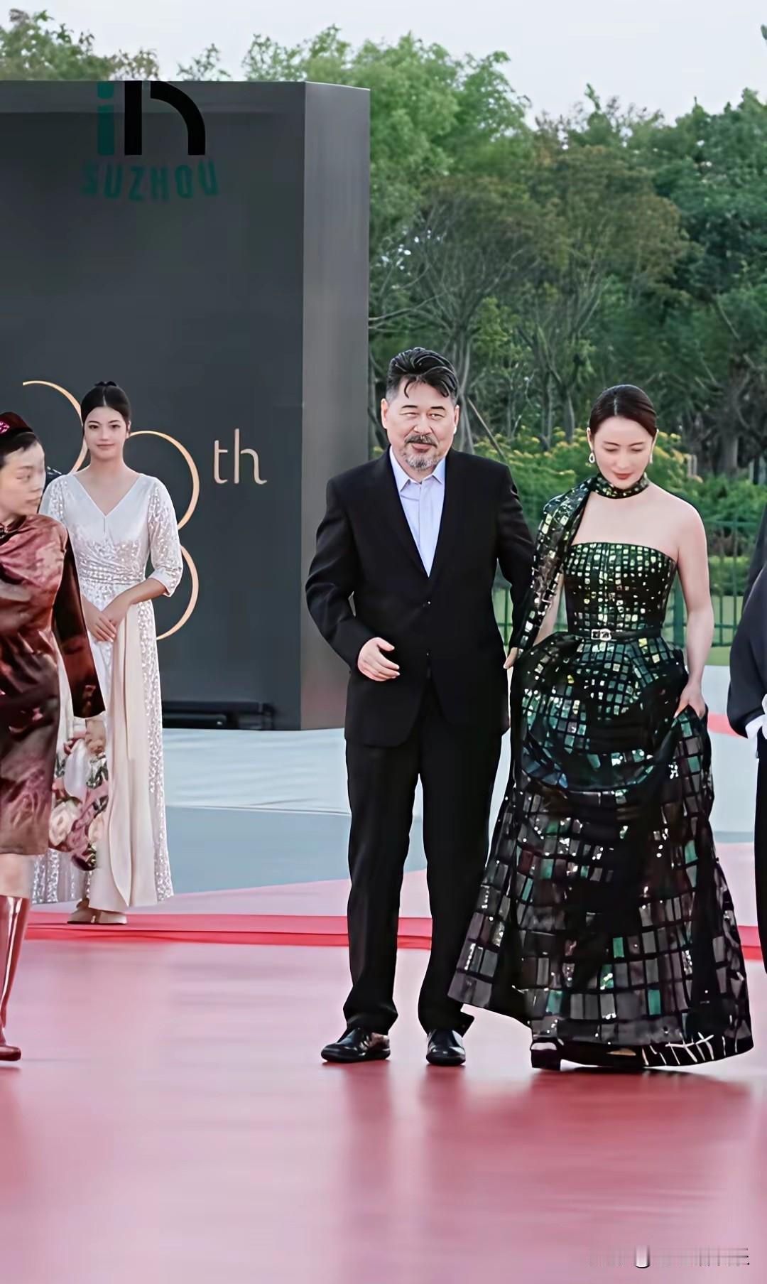 蒋勤勤彻底不装了！金鸡红毯上陈建斌伸手试图去牵蒋勤勤，不知什么时候惹她