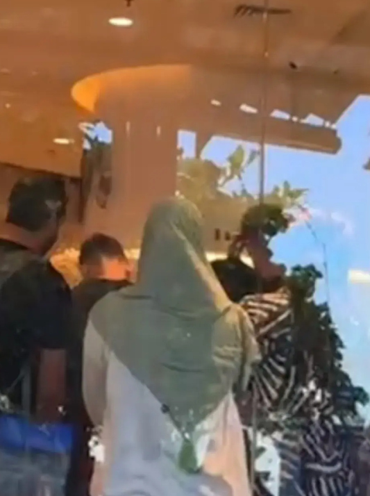 五一旅游，却让小情侣分手了！事情是这样的！小伙开车带着姑娘，自己姑娘的父母，