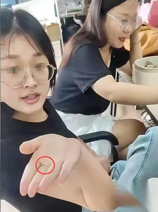 杭州那事闹了好几天我发现个盲点你们有没有注意她右手中指那枚黄戒指？右