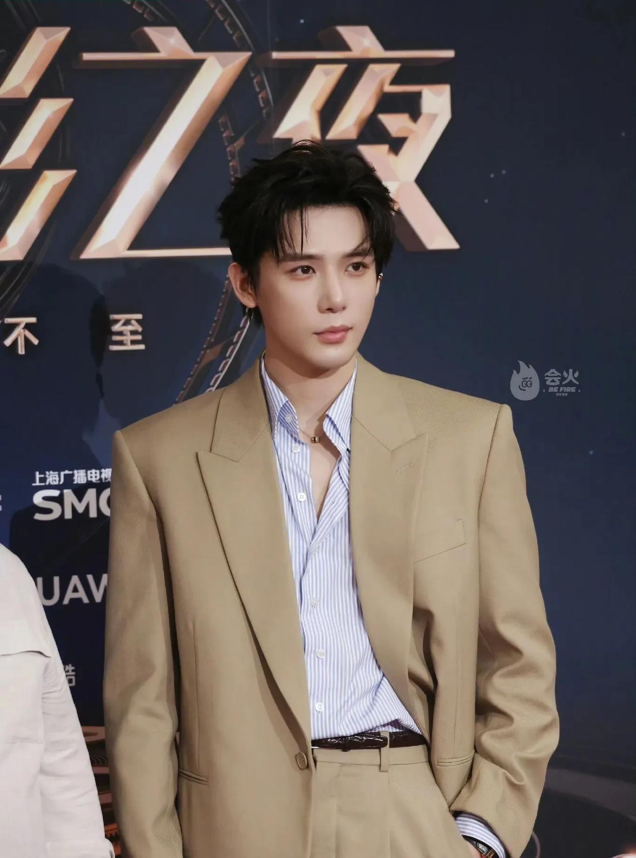 状态最好的男明星非王安宇莫属王安宇的团队非常的聪明，他们今天给王安宇搭配的熟男