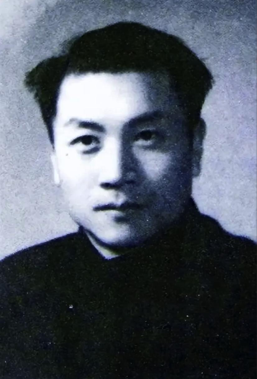 1944年，八路军任远被俘。半夜，他忽然摇醒了正在熟睡的狱友，轻声对他说：“那个