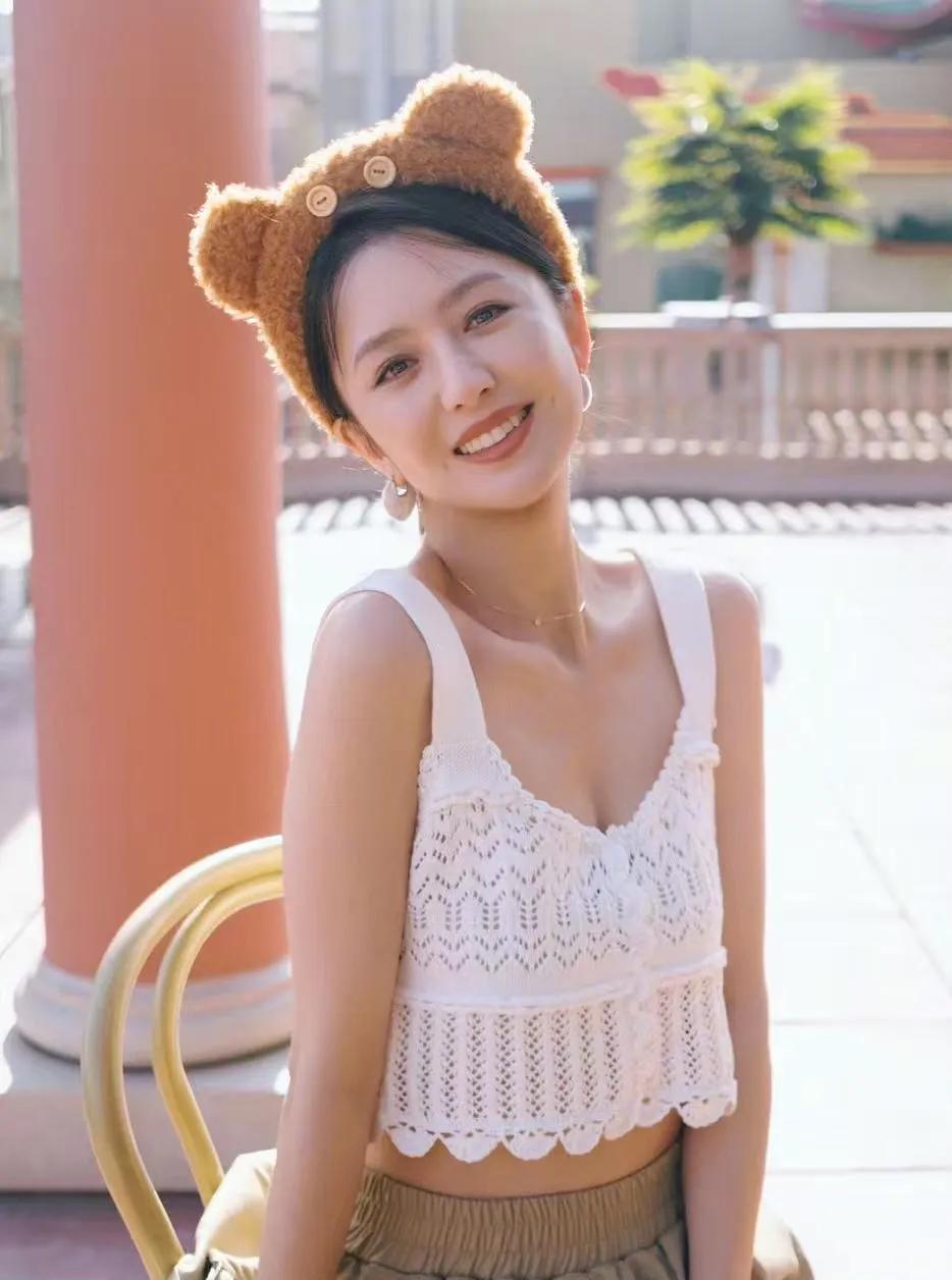 40+还能这么嫩！佟丽娅太会穿了小白镂空吊带搭配卡其半裙甜而不腻，慵懒又洋气