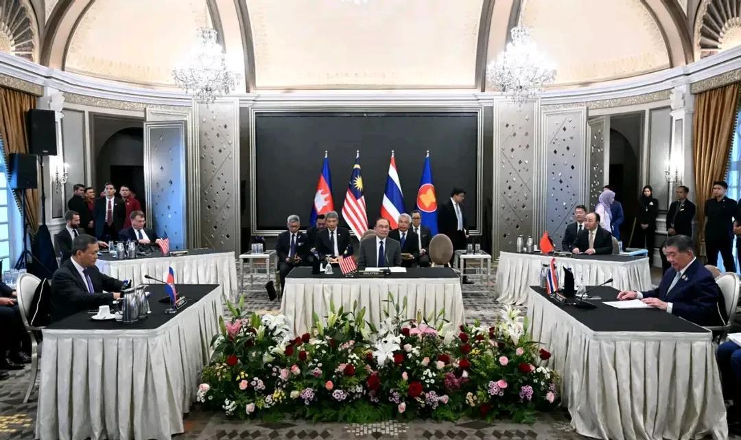 中国，美国，东盟三方共同主持柬泰停火谈判，柬泰在强大的压力下同意停火谈判协议，两