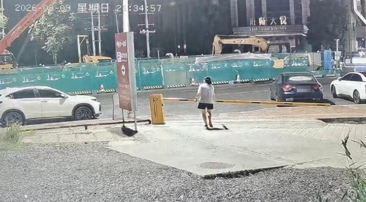“太坏了！”8月10日极目新闻报道，湖南株洲，一家饭店门口，老板租了一块停车场，