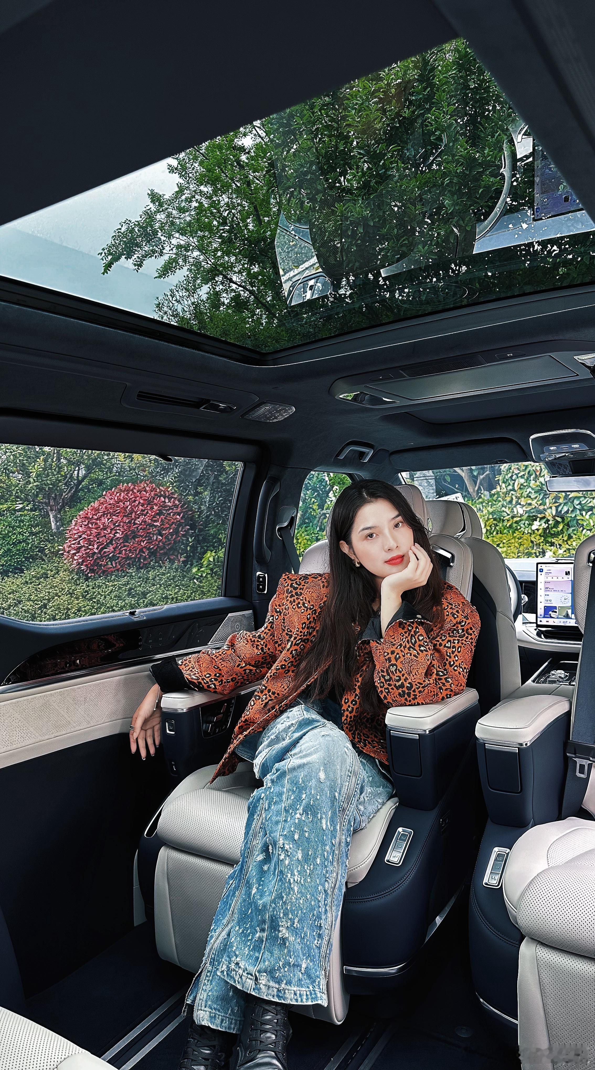 好好好，焕新极氪009的内饰终于可以发了！小助理我以后就这么坐在车里和朵姐谈工作