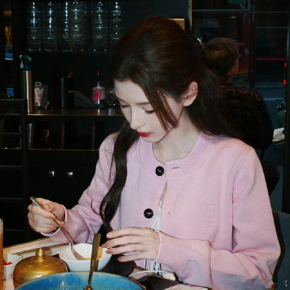 张予曦送来的巴黎明信片张予曦的巴黎明信片在九月的最后一天收到了建模美女张予曦的