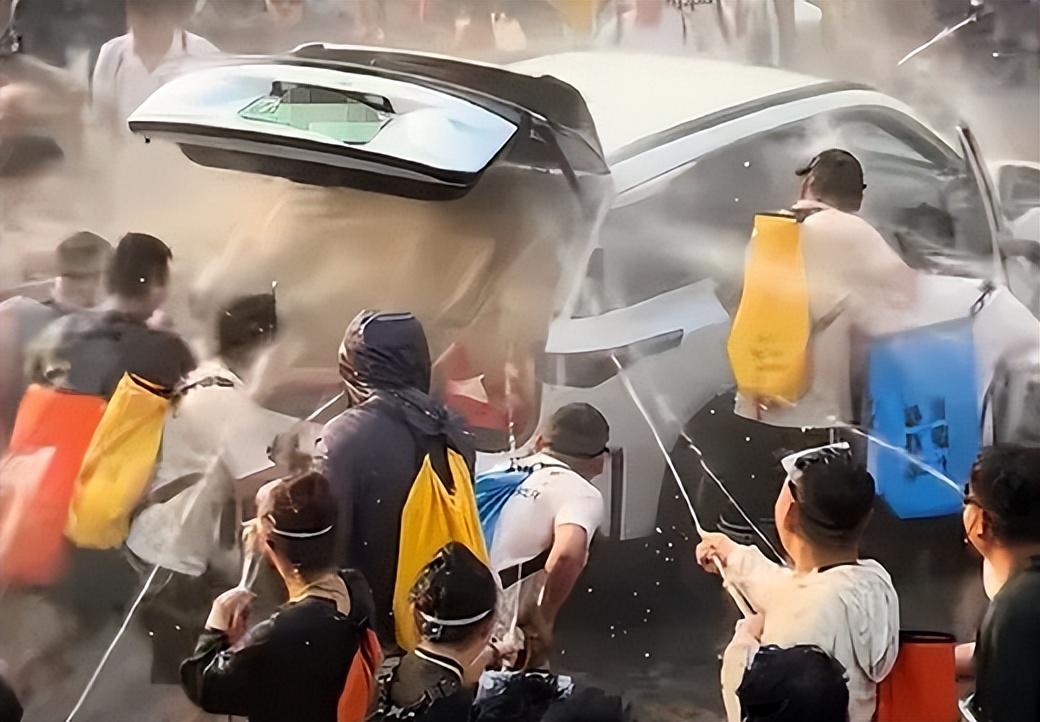 你以为是祝福，其实是恶意。今年云南泼水节，三件事把全网气炸了。4月13日，西