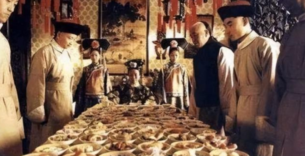 慈禧每次洗澡后，只留李莲英1人伺候。而房间里不时一阵笑闹声，一位小宫女偷掀帘子，