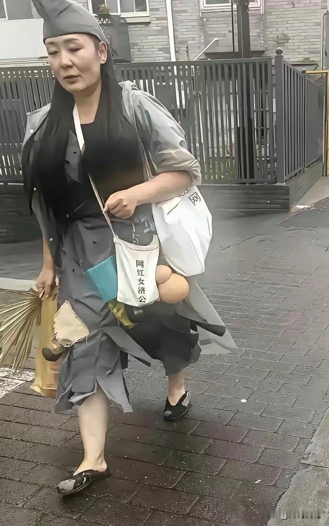 这个女子扮演济公扮演的倒是很像，走起路来风风火火，看起来非常的有意思。从长相上看