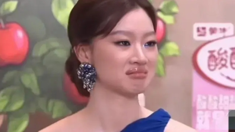 还记得那年在春晚看到单依纯，又高贵又优雅，亭亭玉立，那么美又年轻。暗暗羡慕她一个