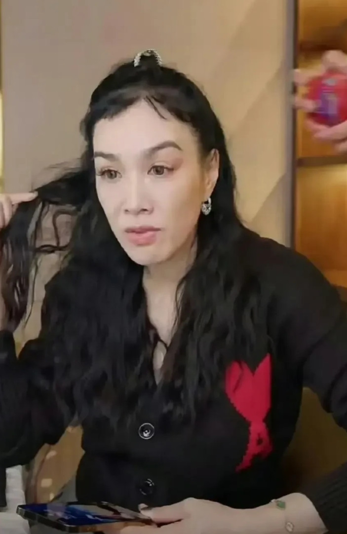 万万没有想到，当年做梦都想娶的女神，居然变成这样了，差一点都没有认出来。[哭哭]