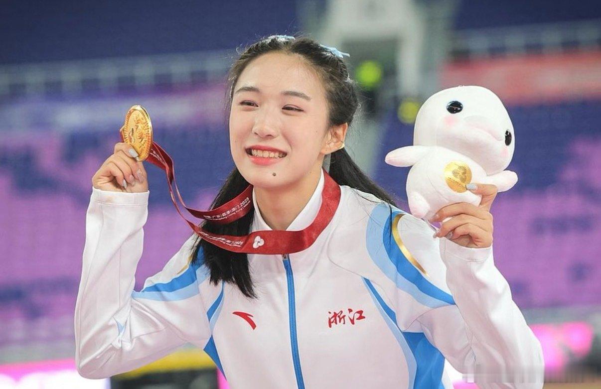 #坚持喝牛奶vs从不喝牛奶#陈妤颉机场安检前一口气喝完牛奶，再现王宝强经典名场面。从小坚持喝牛奶积蓄