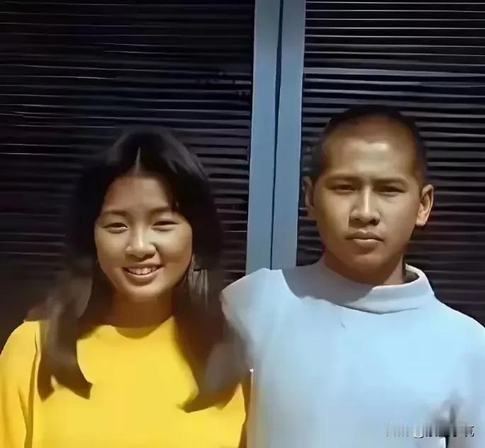 年少时的姐弟俩，皮肤黝黑，就跟咱们普通人一样，外形上并不出彩。任谁都没想到，若