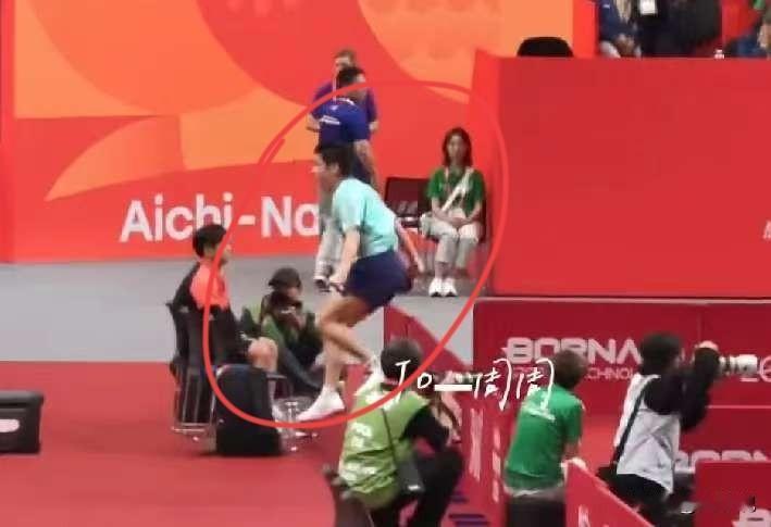 林诗栋4：2松岛辉空以后，可把孩子高兴坏了，直接蹦出场外没影了。原来去找看台上