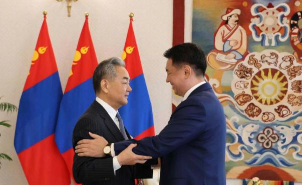 蒙古国高规格接待中国。当地时间6月13日，中国外交部长王毅顺利抵达蒙古国，在当地