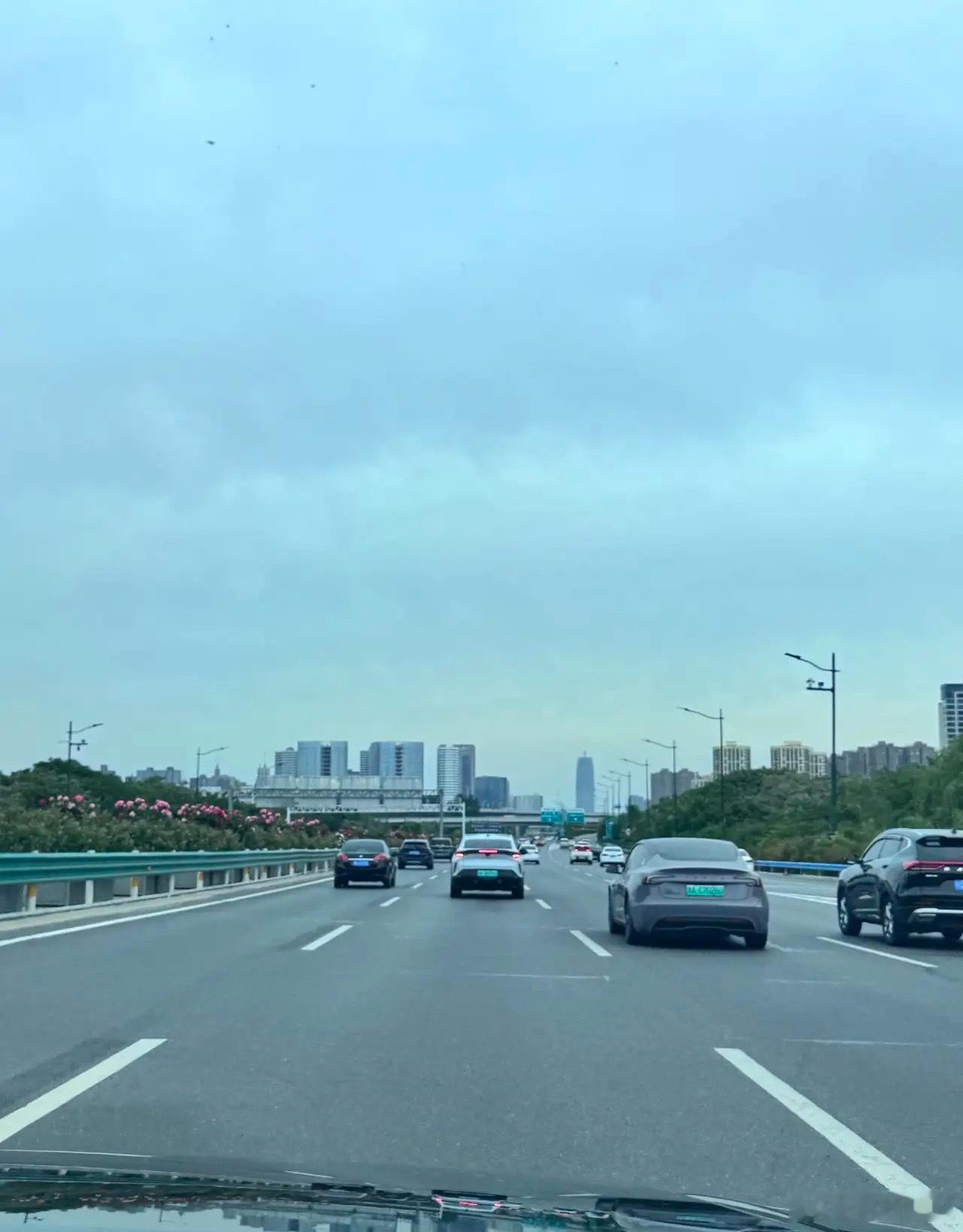 今天是五一假期第二天，我发现了一些奇怪的现象：1.反向旅游的越来越多了，很多人没