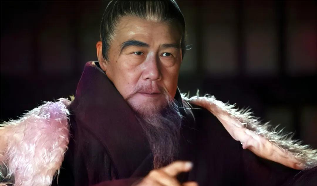 封德彝深受宰相杨素欣赏，认为他前途无量，还经常用手抚摸着座位说：“姓封的小子必定