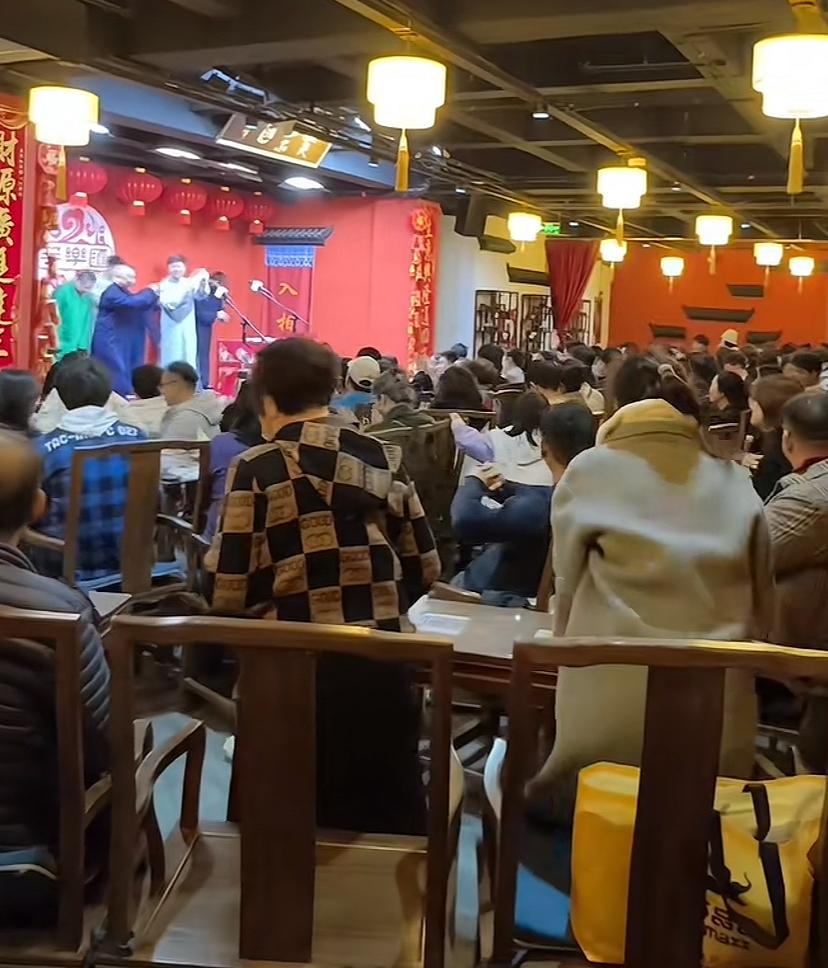 【高鹤彩小园子爆满，上海德云社开业带来的流量非常显著，你怎么看？】近日，著名相