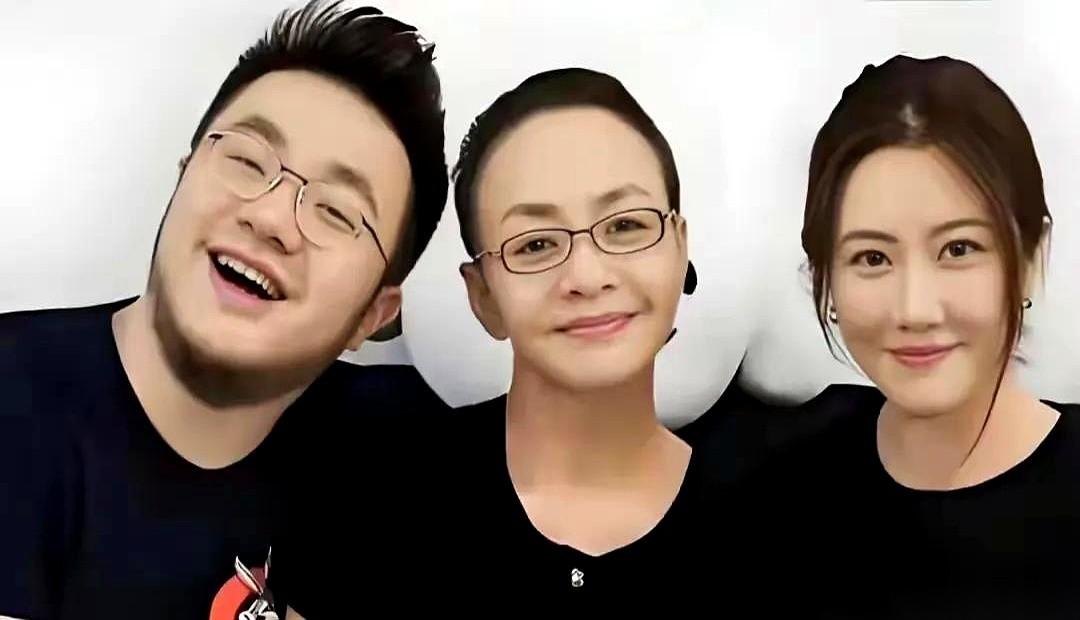 都说宋丹丹儿子巴图，娶了个漂亮又贤惠的媳妇王博谷。可没人知道，当年在剧组，导演