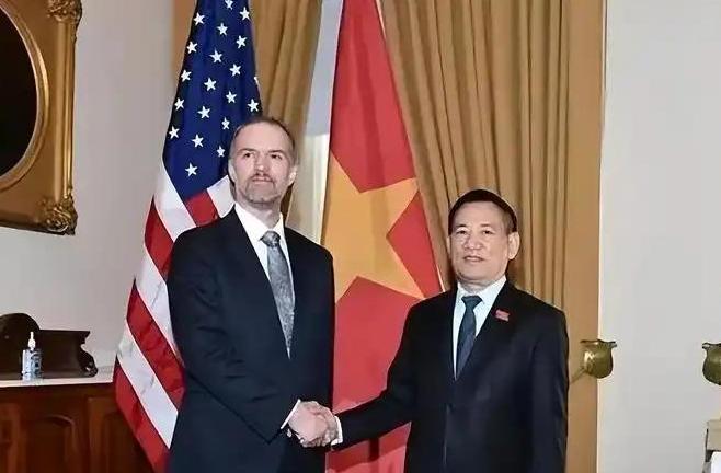 越南用最残忍的现实，给中国上了永生难忘的一课！对杀400万同胞的美国点头，对饿死