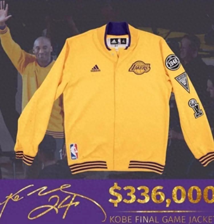 【🏀传奇永存！科比退役战热身服拍出天价💰】据美媒报道，科比在2016年NBA