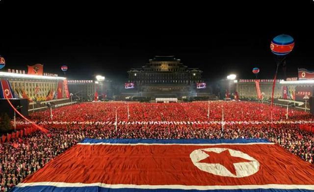 朝鲜为什么要在夜晚，举行阅兵仪式呢？是出于安全考虑吗？ 先说说安全这块，夜晚