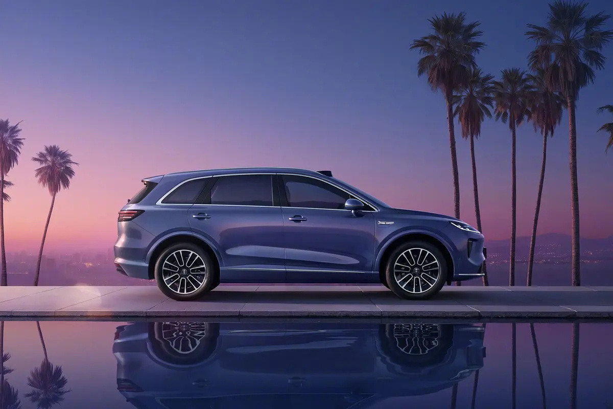 尚界H5作为家用车还挺合适的。空间表现不错，后排坐三个人不挤，纯电版有前备箱，日