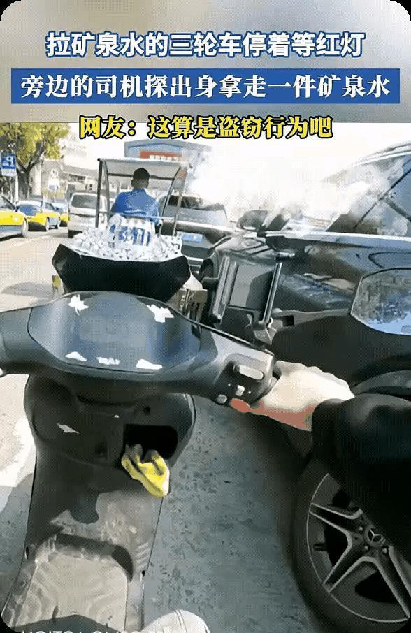 路口等红灯，一辆三轮车停在那儿，车上拉着一车矿泉水。旁边一辆奔驰缓缓靠过来，谁也