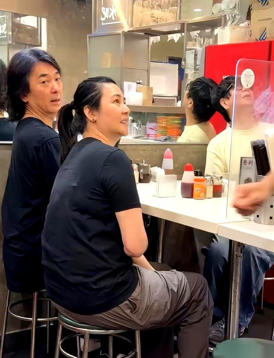看如今的郑伊健和蒙嘉慧，算是彻底扯下了娱乐圈“上进心”的遮羞布。当年那段沸沸扬扬