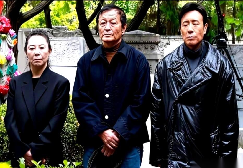 电视剧《沉默的荣耀》拍完了。所有人脱下了戏服，但有一个人的魂，还没从角色里抽出