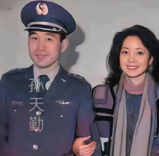 1983年，叛徒孙天勤，镜头中的他穿着军装，嘴角微扬，露出一丝笑容。1983