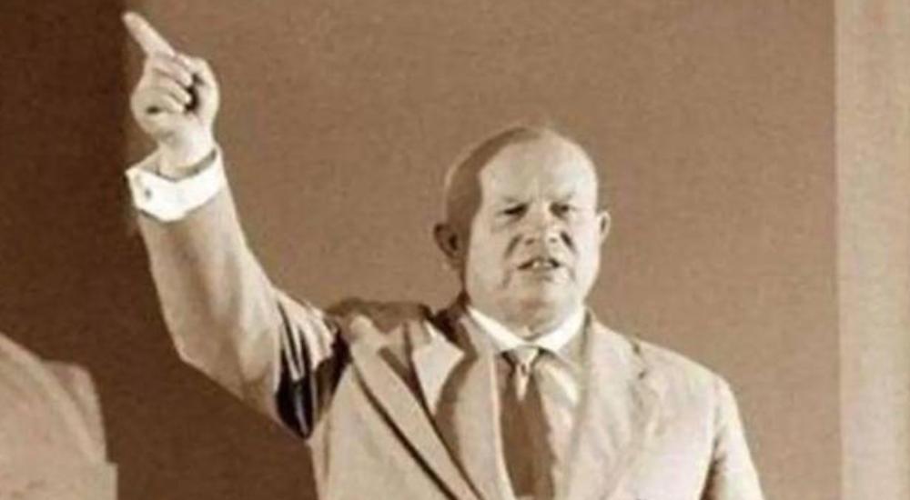 1943年，赫鲁晓夫儿子被判枪决，他为救儿子竟两次向斯大林下跪，尊严尽失，但最终