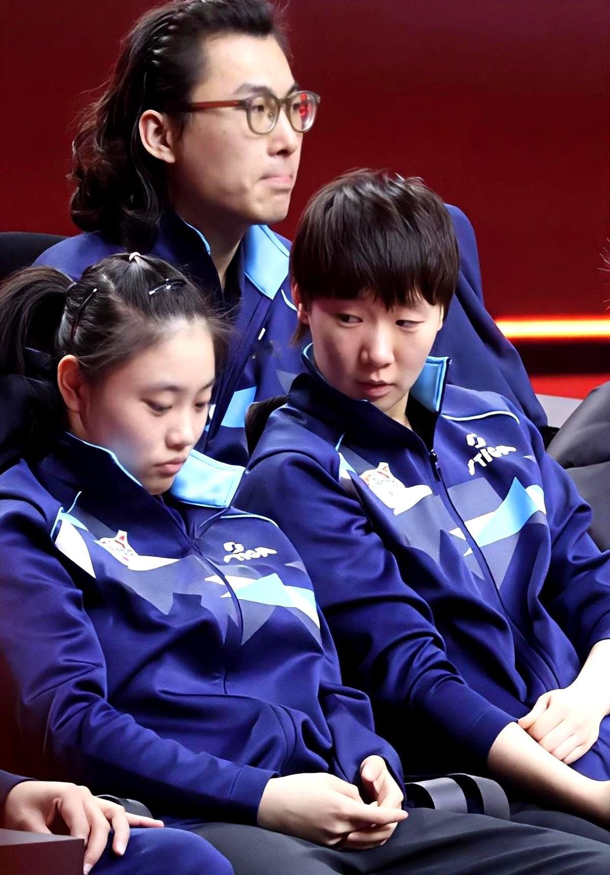 国乒的传承，原来藏在更衣室的眼泪里。王曼昱刚拿冠军，庆功宴没去，直接推门看见