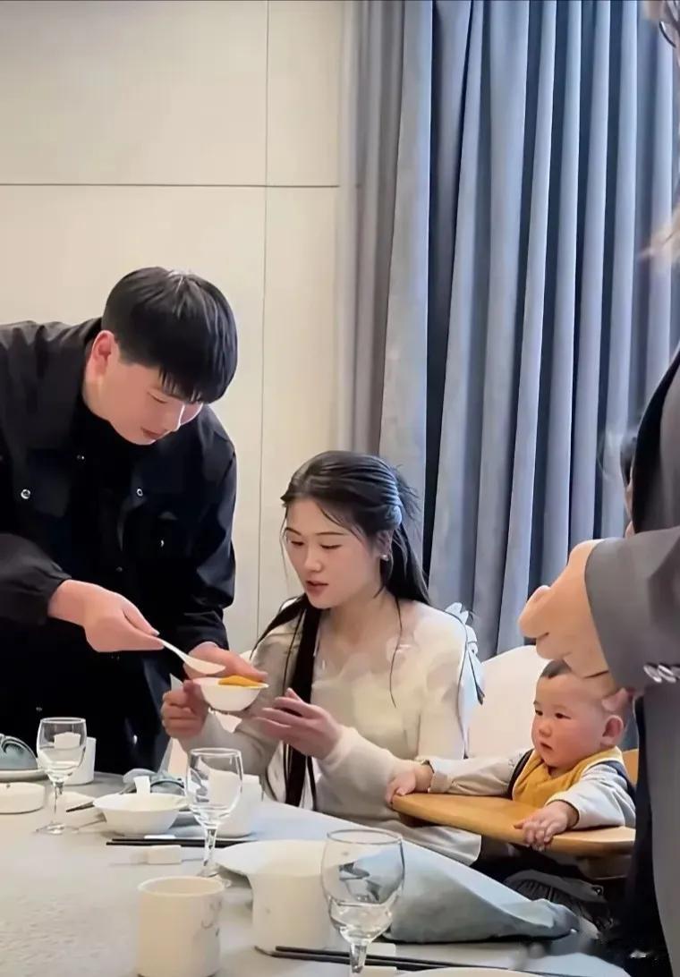 大衣哥的儿子小伟真的是三世修来的福分，能够把陈萌娶回家，如今来看真的是娶对了。