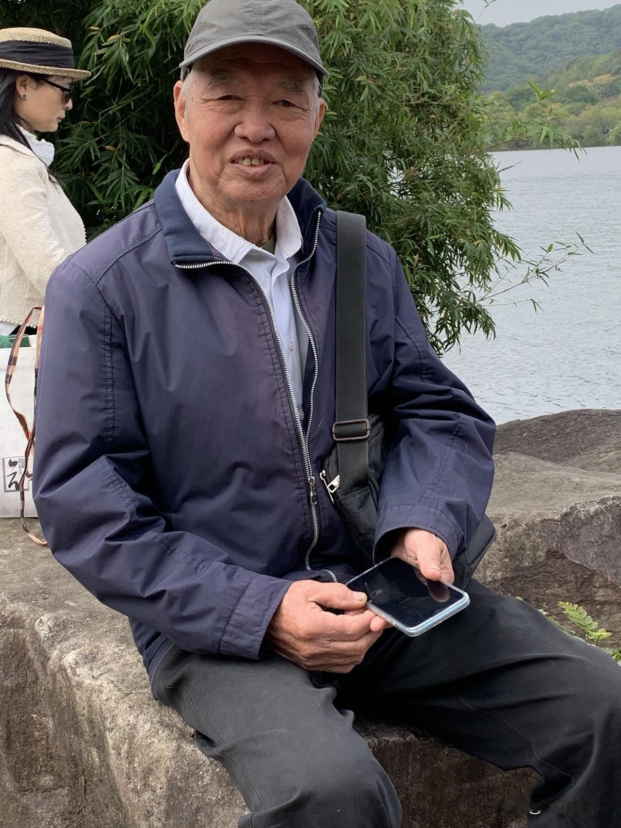 退休的老同事们今天去了湘湖,退休群里发了他们很多照片,他们吃吃走走,应该很开心。