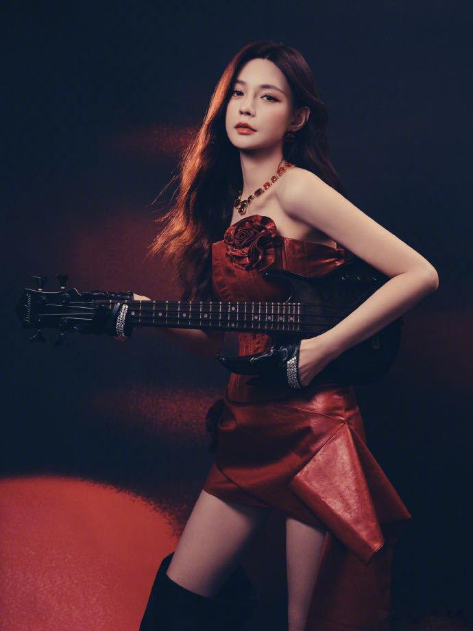 沈梦辰一套又一套眼前一亮又一亮沈梦辰太会穿了！一套套造型风格多变，甜美可爱、御