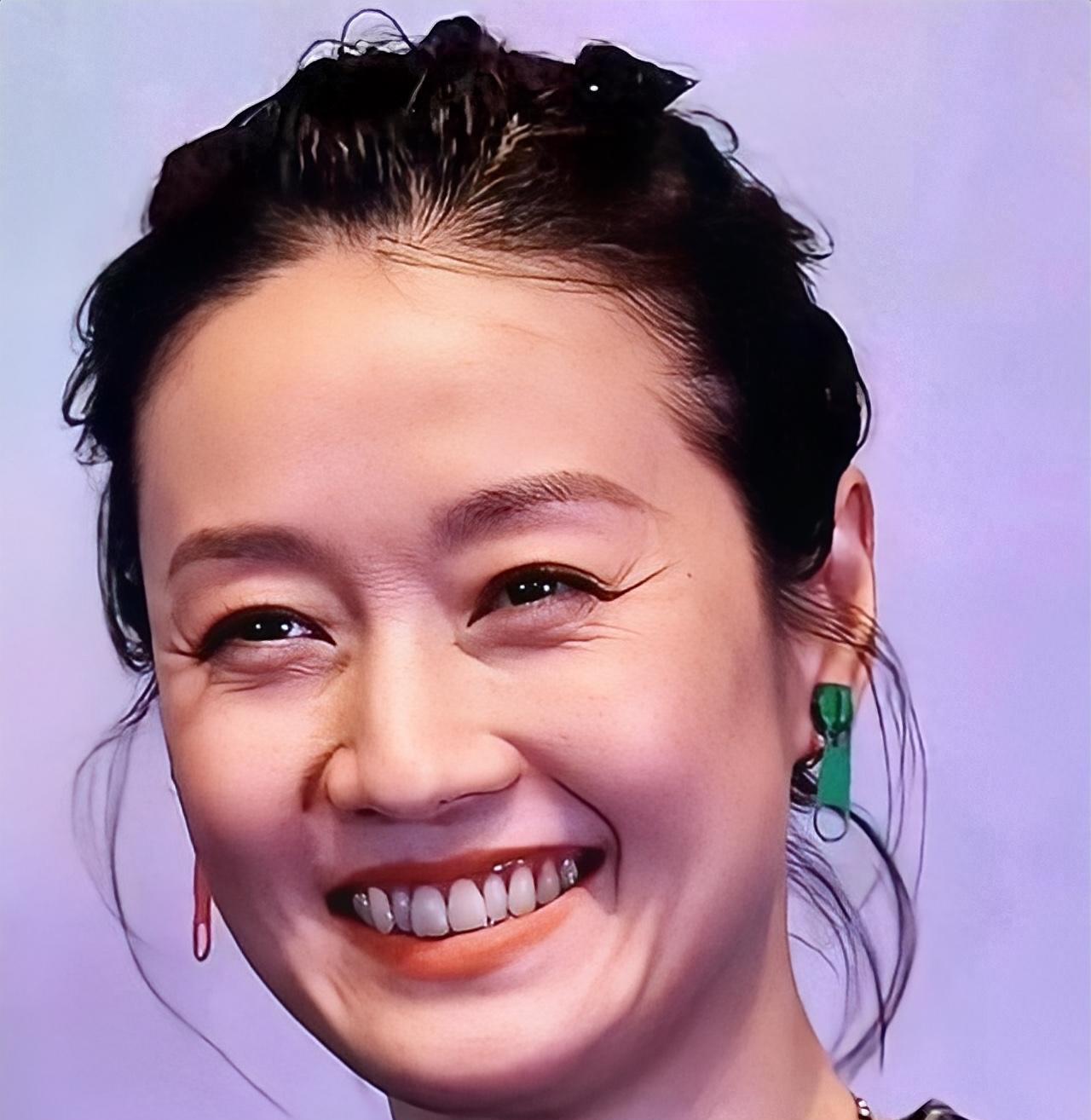 马伊琍近照最新生图曝光！高清镜头怼脸，眼角勾壑那叫一个明显，皱纹、牙齿不齐，全都