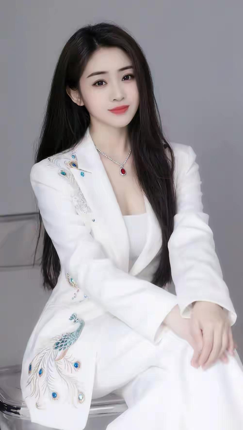 优雅白衣少女，孔雀刺绣惊艳，气质非凡！