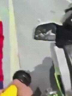 “必须严惩！”重庆一加油站内，摩托车主刚拿出加油枪准备加油，加油员过来劝阻，说得