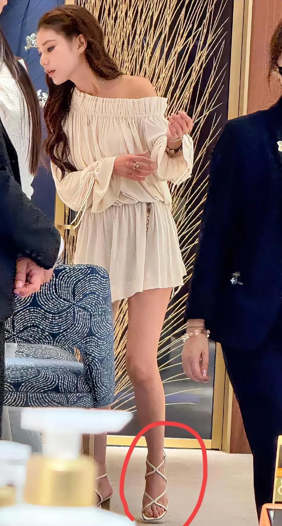 知名大美女马筱梅的脚趾怎么了？应该不是修图的原因，这可是生图状态！不得不说