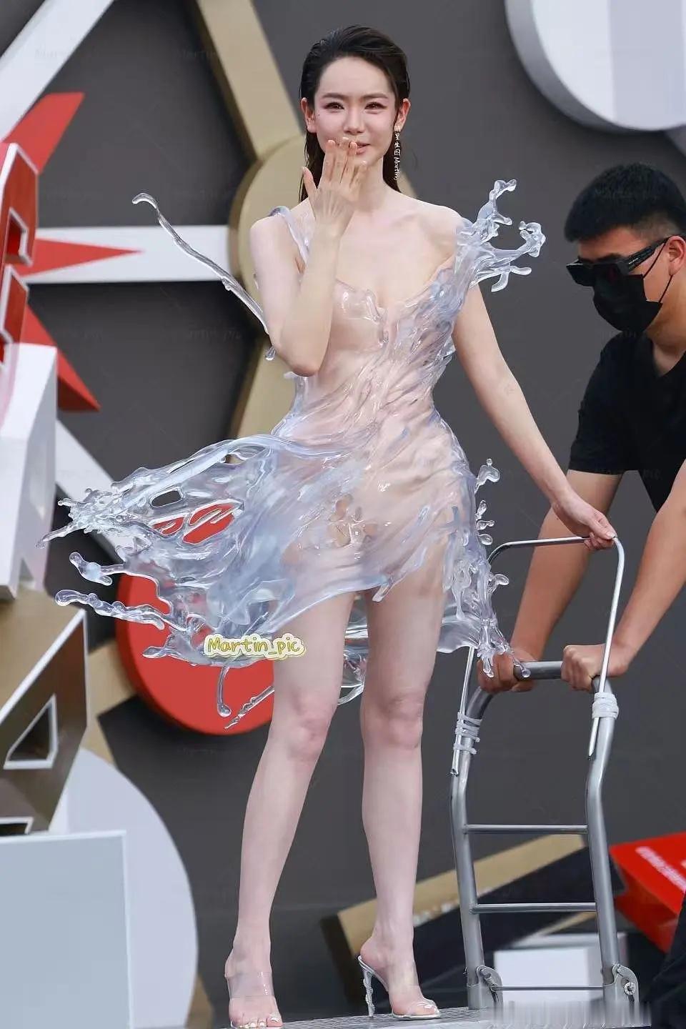 戚薇这个3D裙是照骗吧​​​