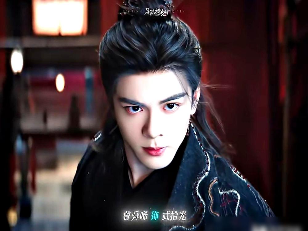 《逐玉》刚闹出“粉底液将军”的笑话。张凌赫演的武将从战场回来，脸比闺阁小姐还