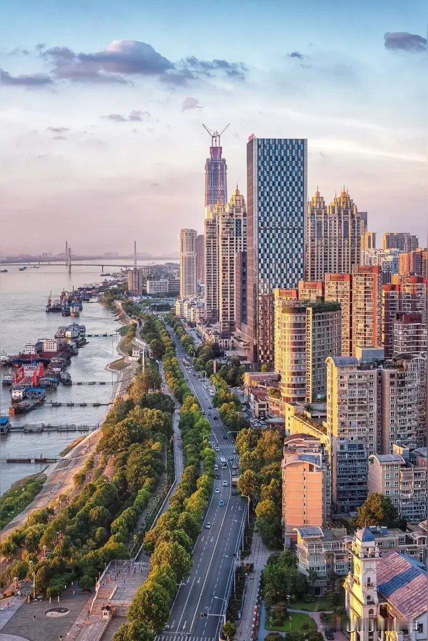 武汉可不得了啊，实在是厉害！“江城”武汉是省会，副省级市，长江与汉水交汇处，